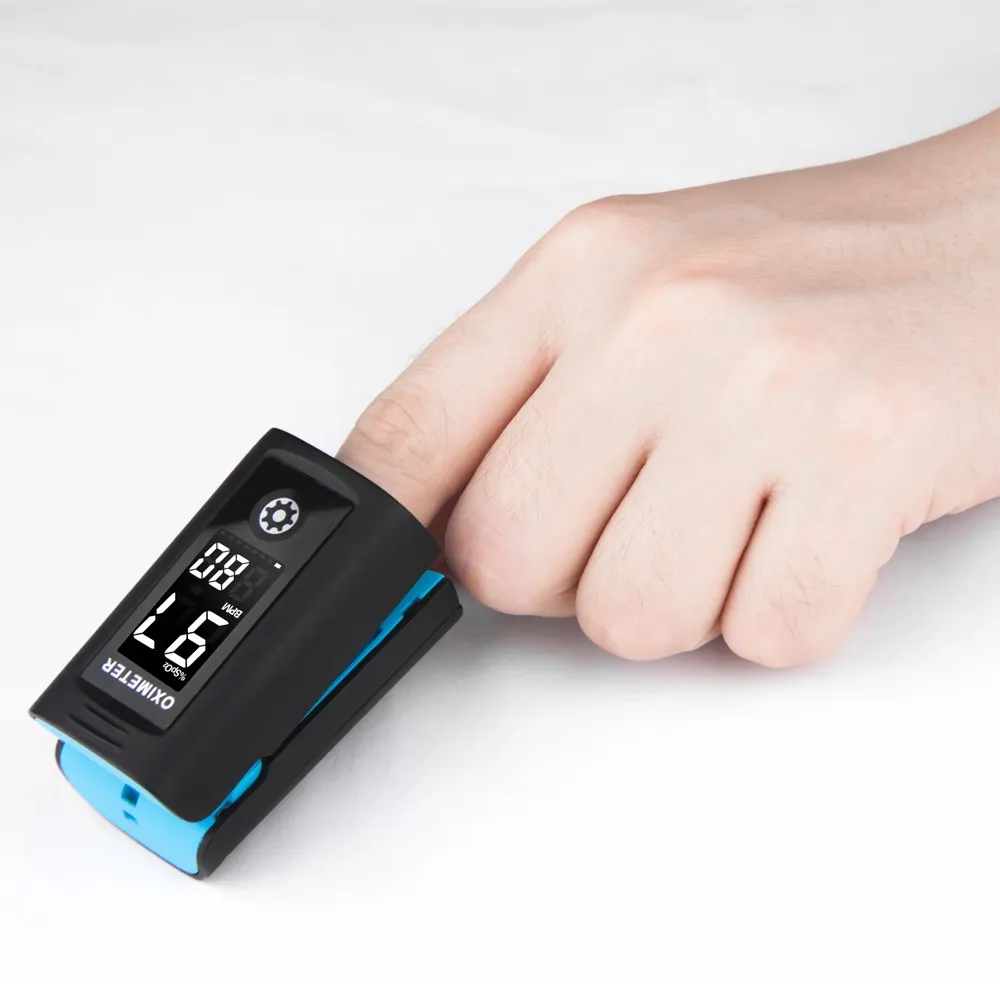 Pulsoximeter Hand Stehender schwarzer Pulsoximeter mit Display auf dem Finger.