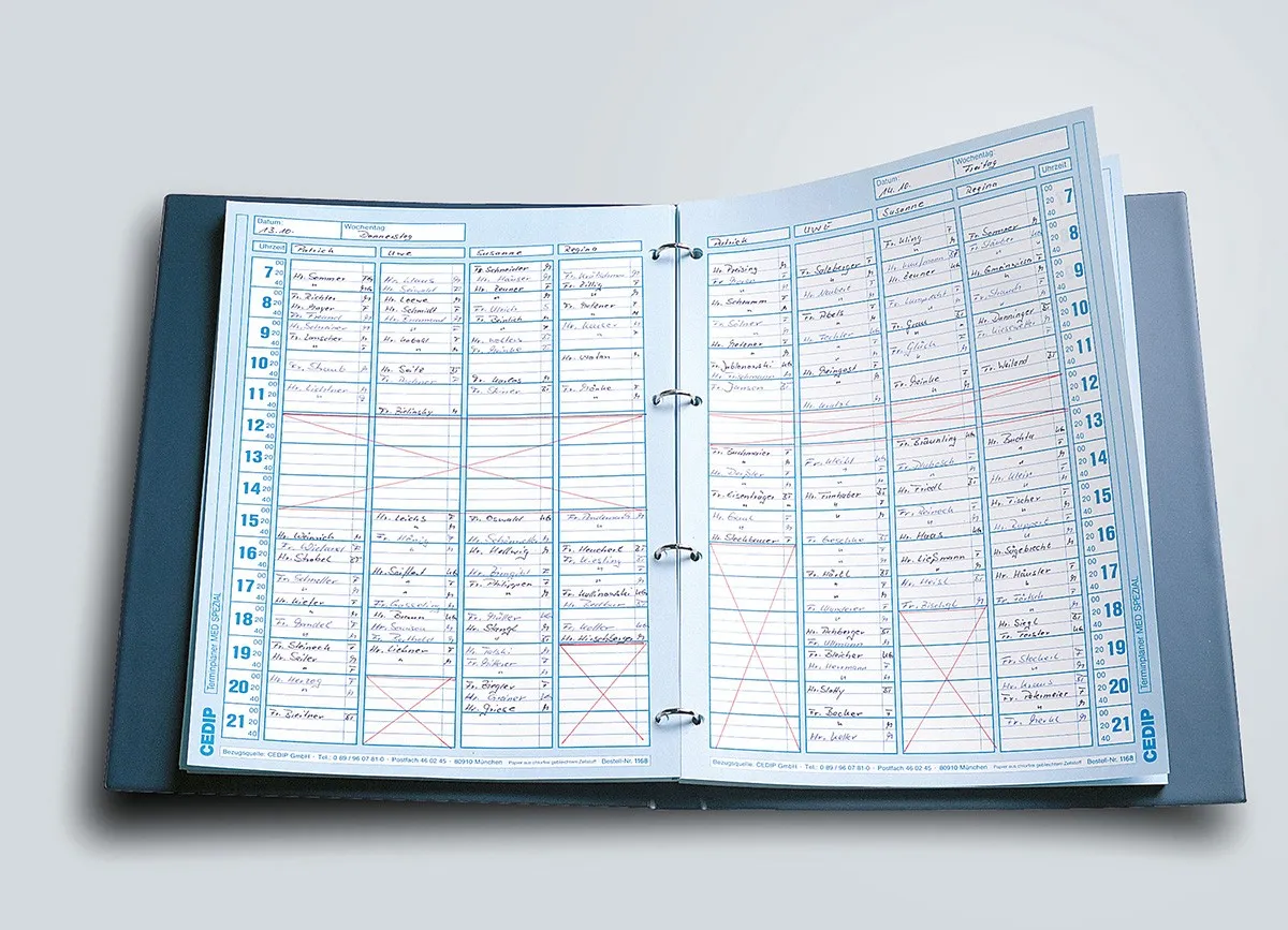 Ringbuch-Set Med Spezial Datumsneutraler Terminplaner Med System als Ringbuch-Set. Der gesamte Tag wird auf einer Seite abgebildet mit 4 Behandlungsspalten pro Tag und einem 15-Minuten-Takt. Offenes Format: 51 x 30 cm. Das Set besteht aus 150 Einlegeblättern und einem Ringbuch.