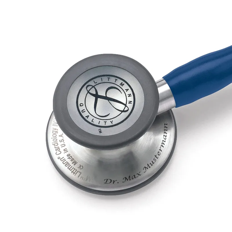 Gravur Littmann Nahaufnahme eines Littmann-Stethoskops mit individuell gravierter Oberfläche.